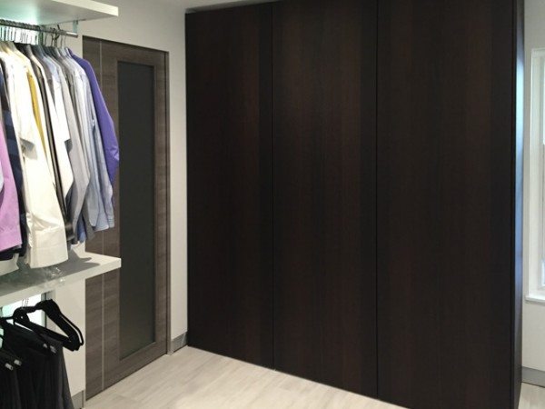 Pail pocket door and closed wardrobe from Pianca's Siparo collection.