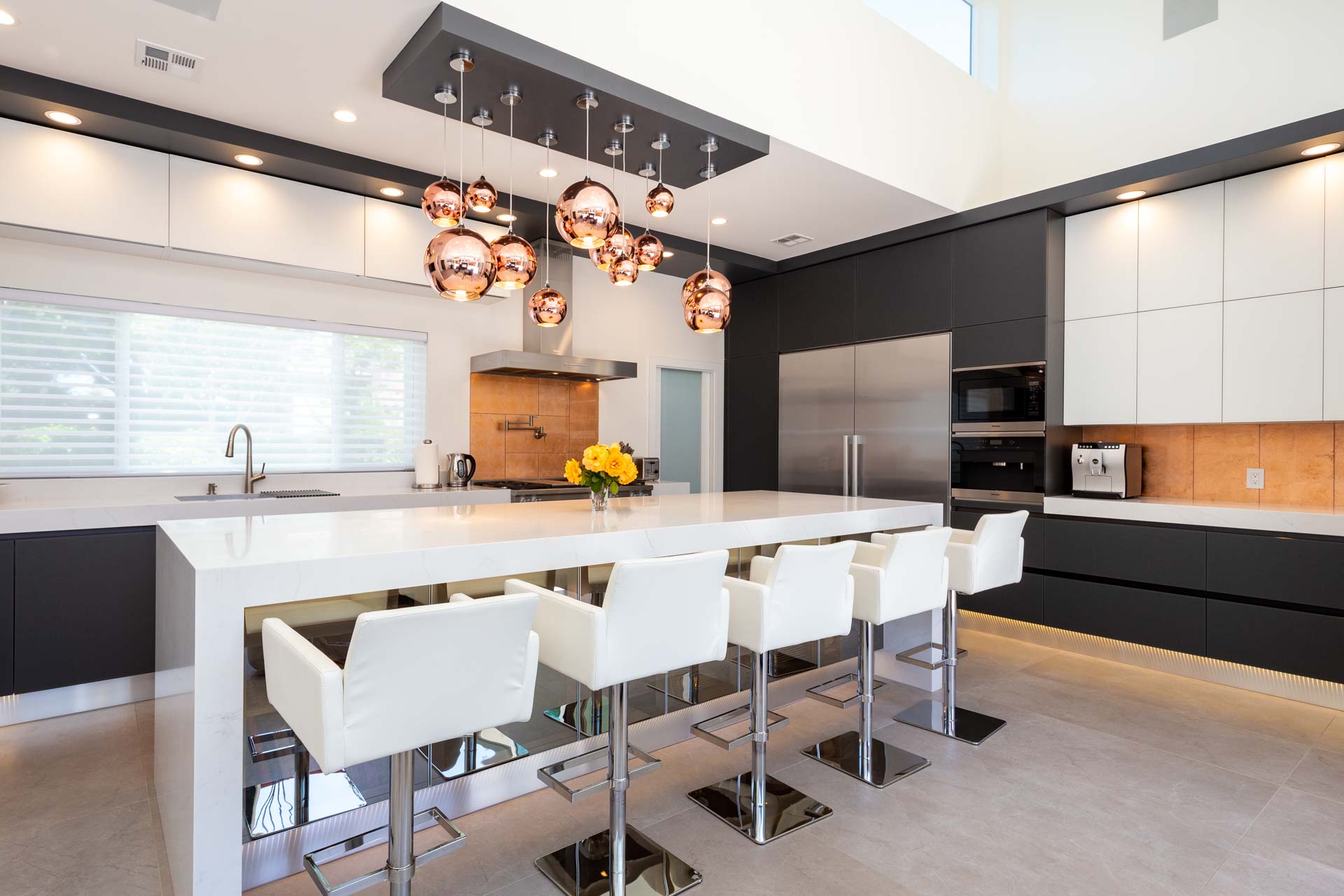 Palo Alto black and white kitchen