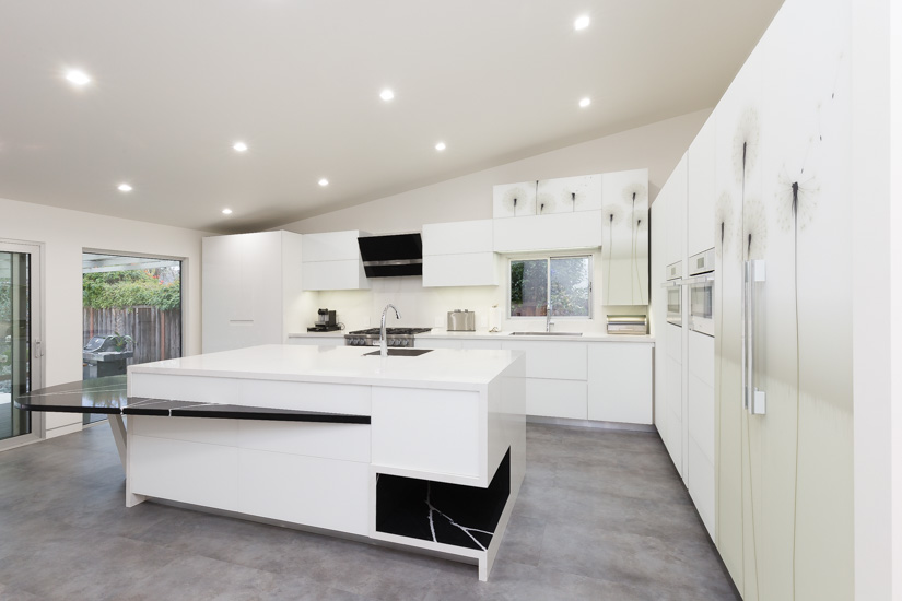 Cabinets from the Karan collection by Rastelli Cucine. Countertops and built-in breakfast table in Calacatta Gold and Marquina by Silestone.