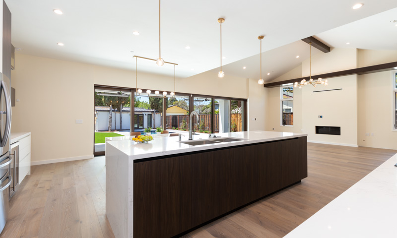 White gloss and dark walnut Lab 13 kitchen with island, dining table and turquoise tile backsplash, Palo Alto
